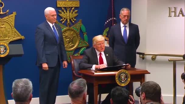 ドナルド トランプ大統領は ペンス副大統領とジム マティス国防長官と共に米軍を強化する法案に署名しました — ストック動画