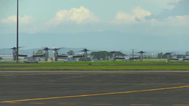 Osprey Vliegtuigtaxi Een Landingsbaan — Stockvideo