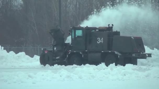 Verschiedene Schneepflüge Arbeiten Eine Landebahn Des Flughafens Und Andere Geschäfte — Stockvideo