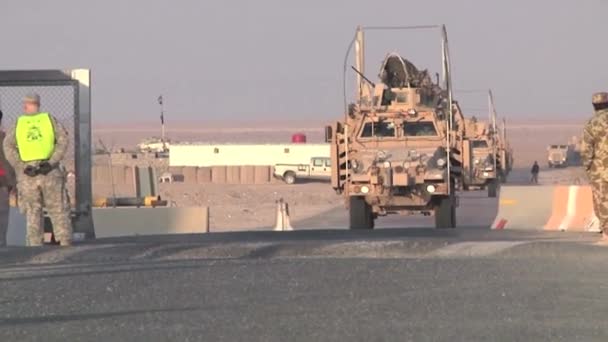 Last Convoy Out Iraq Passes Khabari Crossing — Stock Video