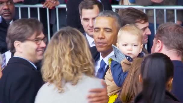 President Barack Obama Hälsas Varmt Allmänheten Och Militären — Stockvideo