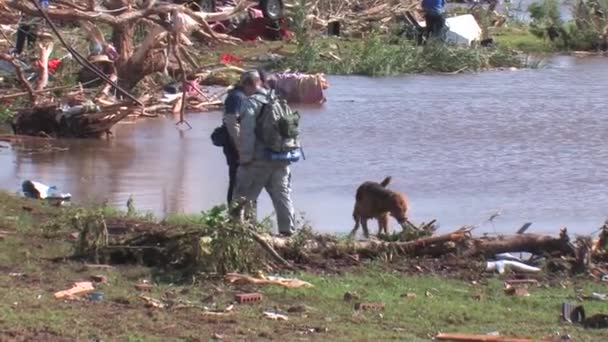 Amerikaanse Legerpersoneel Helpen Opruimen Een Verwoestende Tornado Piemonte Oklahoma 2011 — Stockvideo