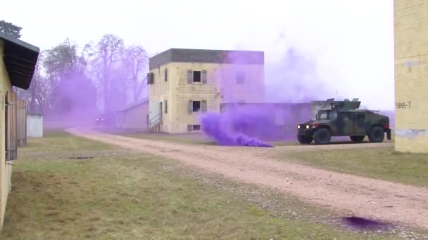 Truppe Praticano Guerra Urbana Salvataggio Degli Ostaggi Finto Villaggio Con — Video Stock