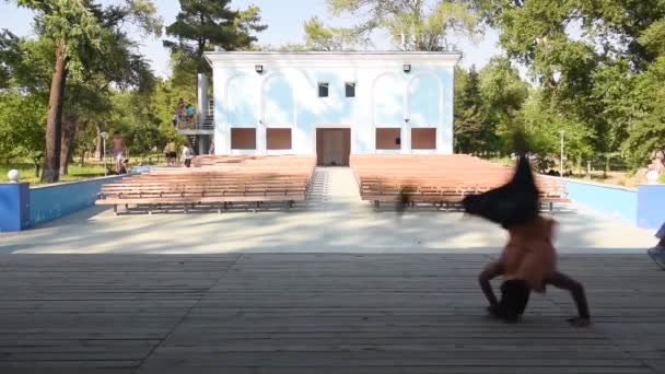 Russische Jugendliche Praktizieren Parkour Übungen Urbaner Umgebung — Stockvideo
