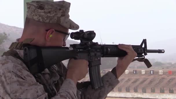 사격장에서 명사수를 연습하는 해병대 장교들 — 비디오