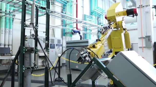 Ένας Άνδρας Δοκιμάζει Και Προγραμματίζει Ρομποτική Ένα Εργοστάσιο — Αρχείο Βίντεο