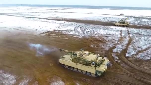 Goede Antenne Van Een Militaire Tanks Afvuren Terugdeinzen Een Besneeuwd — Stockvideo