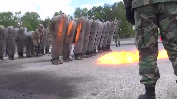 Çevik Kuvvet Molotof Kokteyli Atan Protestoculara Karşı Tatbikat Yapıyor — Stok video