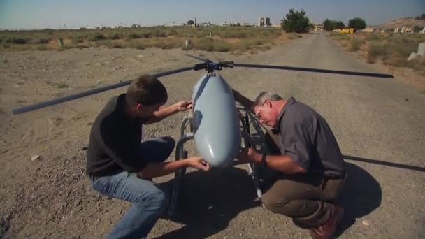 Ein Drohnen Hubschrauber Wird Für Den Flug Vorbereitet — Stockvideo