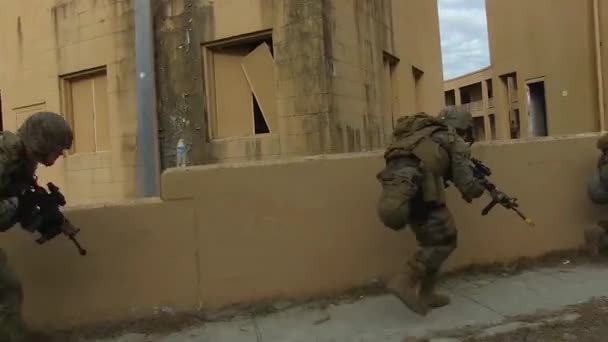 Amerykańskie Oddziały Wojskowe Przeprowadzają Symulację Terrorystycznego Ćwiczenia Snajperskiego Modelowej Wiosce — Wideo stockowe