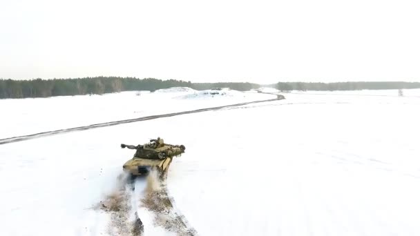 Добрий Вигляд Військового Танка Який Маневрує Через Сніговий Пейзаж — стокове відео