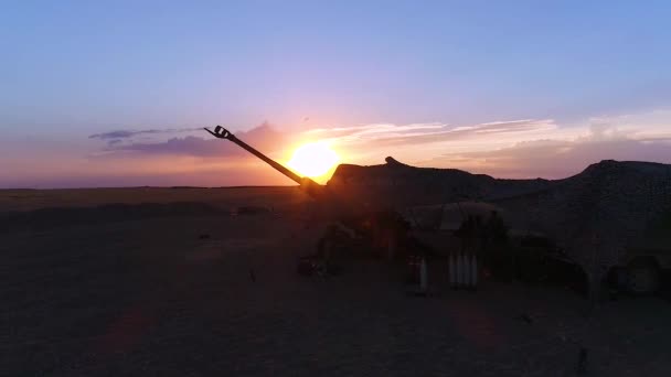 Askerler Savaş Alanında Ağır Topları Ateşliyor — Stok video