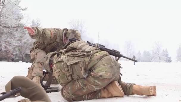 Fuerzas Estadounidenses Entrenan Para Disparar Morteros Condiciones Nevadas — Vídeo de stock