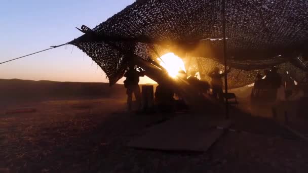 Солдаты Стреляют Тяжелой Артиллерии Поле Боя — стоковое видео