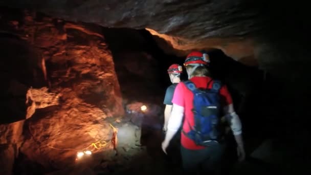 Kinder Erkunden Höhlen Mit Stirnlampen — Stockvideo