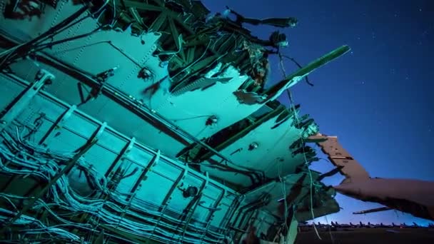 Remek Időzített Lövések Egy Roncstelepen Vagy Elhagyatott Repülőgépek Temetőjén Éjszaka — Stock videók