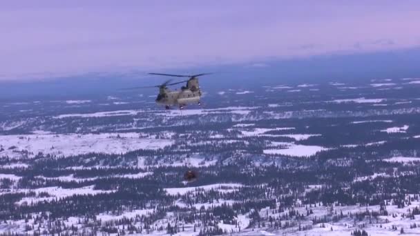 Helicóptero Militar Entrega Teleférico Para Uma Seção Remota Alasca — Vídeo de Stock