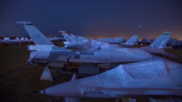 Świetny Czas Strzałów Przez Złomowisko Lub Cmentarz Porzuconych Samolotów Nocy — Wideo stockowe
