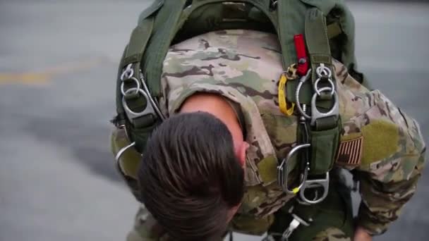 Varios Disparos Soldados Del Ejército Preparando Sus Paracaídas Para Ejercicio — Vídeos de Stock