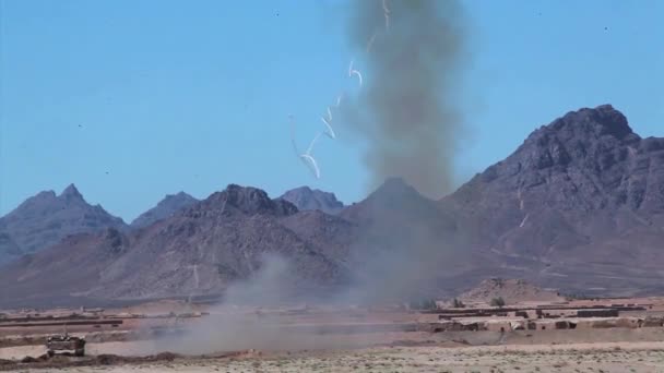 Een Enorme Explosie Blaast Een Dorp Afghanistan — Stockvideo