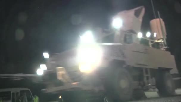 Den Sista Konvojen Från Irak Passerar Genom Khabari Crossing Natten — Stockvideo