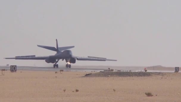 B1爆撃機の土地 タキスと離陸 — ストック動画