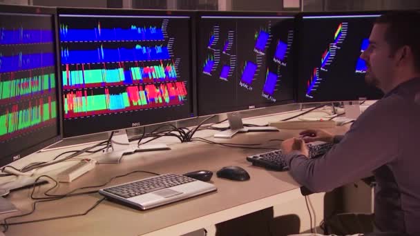 Los Investigadores Siot Una Sala Control Mirando Las Computadoras — Vídeo de stock