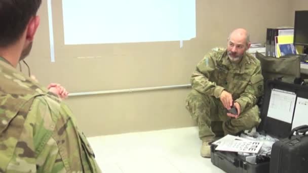 陆军眼科医生与阿富汗一家诊所的病人打交道 — 图库视频影像