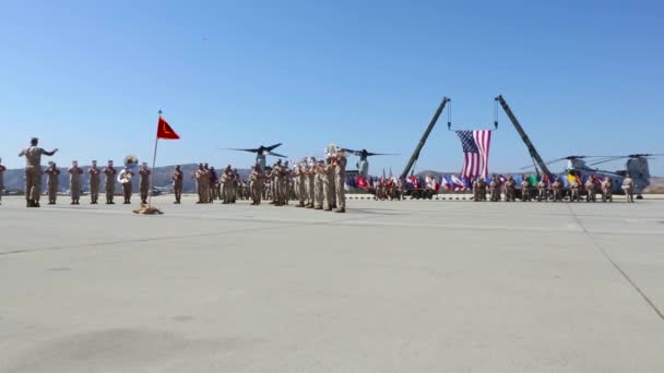 Marine Corps Band Speelt Een Landingsbaan Miramar Luchtmachtbasis — Stockvideo