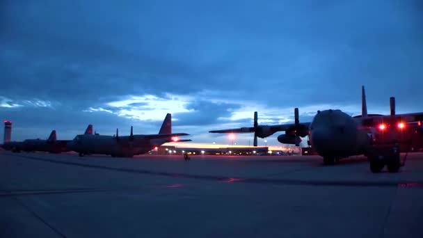 在日出时分 一支由C 130大力士组成的舰队坐在飞行线上拍摄了这一幕幕的镜头 — 图库视频影像