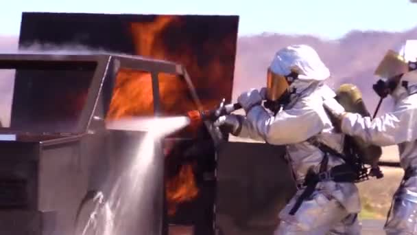Πεζοναύτες Πυροσβέστες Μάχονται Προσομοιωμένη Φωτιά Αυτοκινήτου — Αρχείο Βίντεο