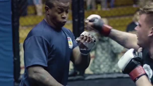 Army Soldiers Engage Cage Fighting Mixed Martial Arts Enhance Battlefield — Stock Video