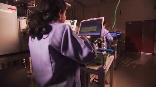 Forskare Utför Experiment Vid Pacific Northwest National Laboratory Generisk Labbmiljö — Stockvideo