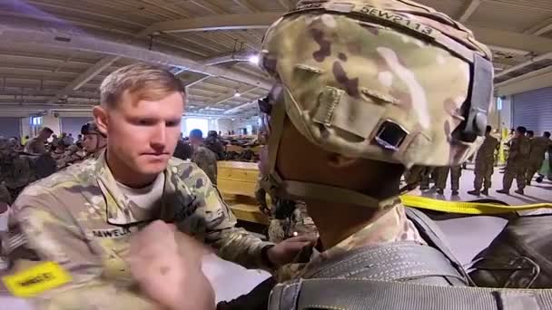 2018 Army Paratroopers Utsedd Till 173 Brigadens Stödbataljon 173 Luftburna — Stockvideo
