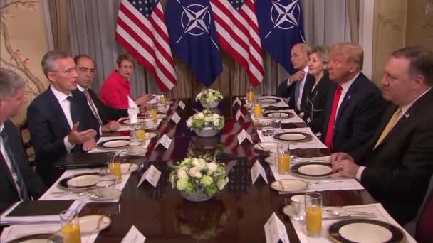 2018 Präsident Donald Trump Kritisiert Während Eines Frühstücks Beim Nato — Stockvideo