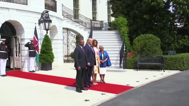 2018 米国大統領ドナルド トランプとメラニア トランプ夫人は ケニアの大統領とケニヤッタ夫人をホワイトハウスへの正式な国家訪問のために歓迎します — ストック動画