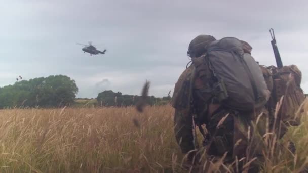 2018 Němečtí Vojáci Účastní Záchranné Operace Terénu Vojenským Vrtulníkem Přistávajícím — Stock video
