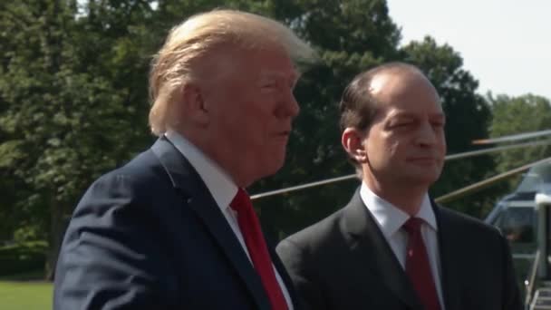 Président Trump Avec Alex Acosta Ses Côtés Parle Presse Controverse — Video