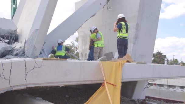 2018 Ntsb Inspecteurs Kijken Naar Instorting Van Een Voetgangersbrug Het — Stockvideo