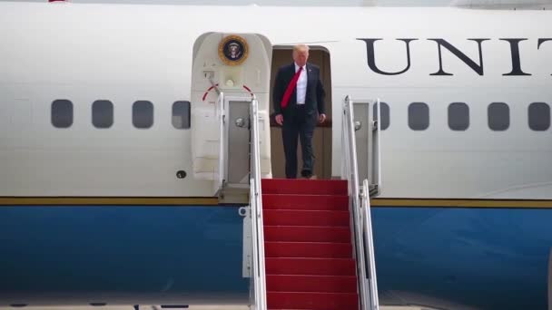2018 President United States Donald Trump Steps Out Air Force — Stock Video