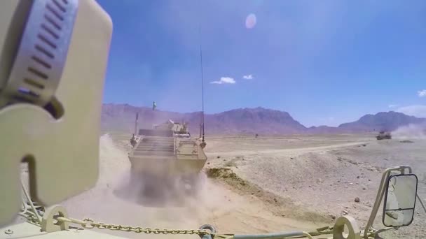 Começando Veículos Blindados Movem Através Paisagem Afeganistão — Vídeo de Stock