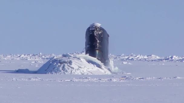 イギリス海軍のハンターキラー潜水艦Hmsトレンチャント は北極海の氷の中を浮上している — ストック動画