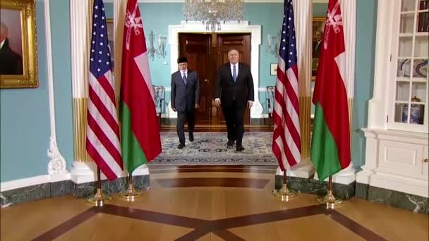 2018 Usa Utrikesminister Mike Pompeo Träffar Omanis Utrikesminister Yusuf Bin — Stockvideo