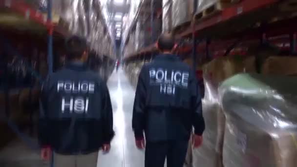 2018 Ice Immigration Customs Enforcement Agents Pročesali Skladiště Kde Byli — Stock video