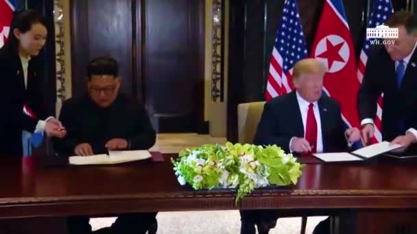 2018 Presidente Estadounidense Donald Trump Dictador Norcoreano Kim Jong Firman — Vídeo de stock