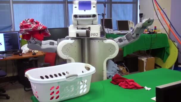 2018年 ハイテクロボットが洗濯を行う — ストック動画