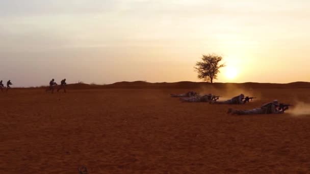 西アフリカのニジェール ブルキナファソ セネガルの警察と軍隊を砂漠戦争 武器と指揮戦術で訓練する — ストック動画