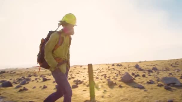 研究人员在夏威夷火山天文台的基劳厄火山边缘使用精密仪器研究熔岩湖中的岩浆流 — 图库视频影像