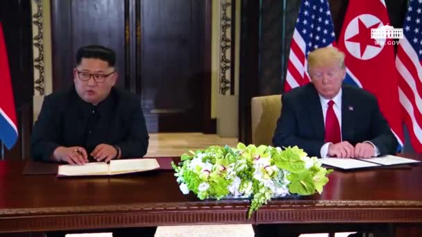 2018 President Donald Trump North Korean Dictator Kim Jong Sign — Stock Video