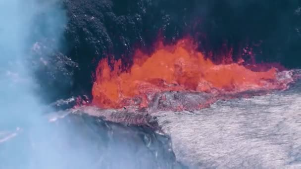 ハワイのキラウエア火山の2018年噴火の間の溶岩流と泡状ガス — ストック動画